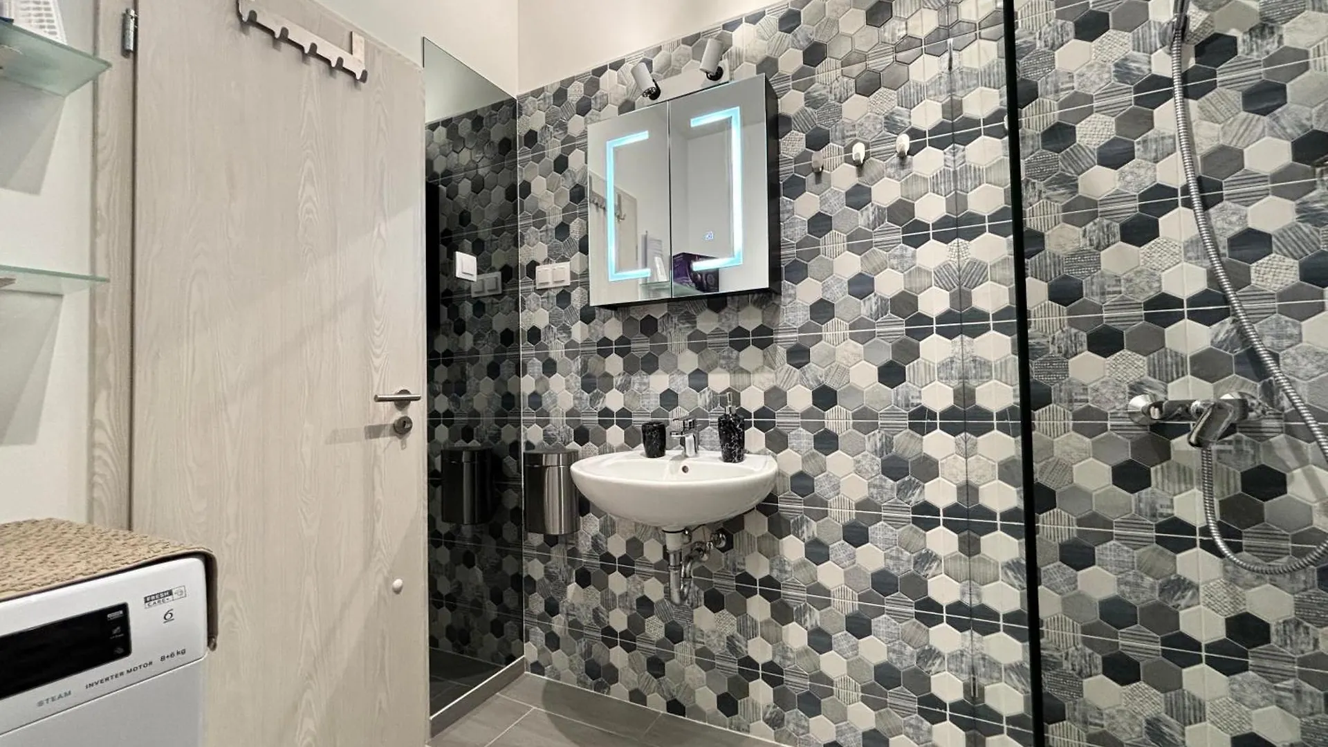 Budapest Spirit - Azure Sky With Free Parking Apartment